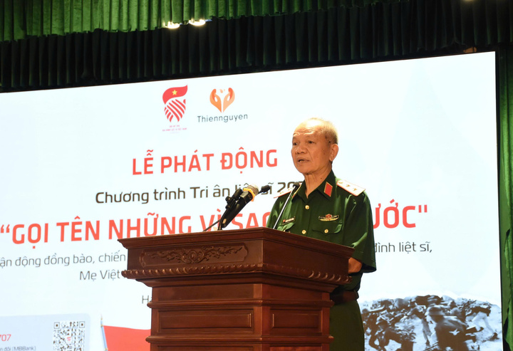 Trung tướng Hoàng Khánh Hưng, Chủ tịch Hội hỗ trợ gia đình liệt sĩ Việt Nam, phát động chương trình. (Ảnh: Vũ Tú)