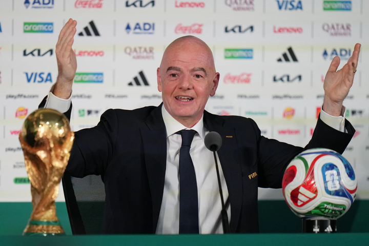 Chủ tịch FIFA phát biểu trong cuộc họp báo tại sân vận động ở Thành phố Mexico. (Ảnh: AP)