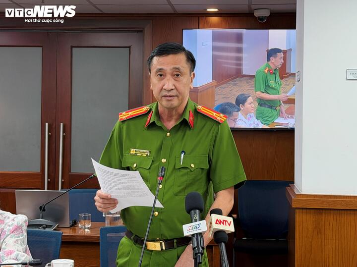 Thượng tá Trần Xuân Phương, Phó trưởng Phòng Cảnh sát PCCC và Cứu nạn cứu hộ (PC07) Công an TP.HCM thông tin tại buổi họp báo.