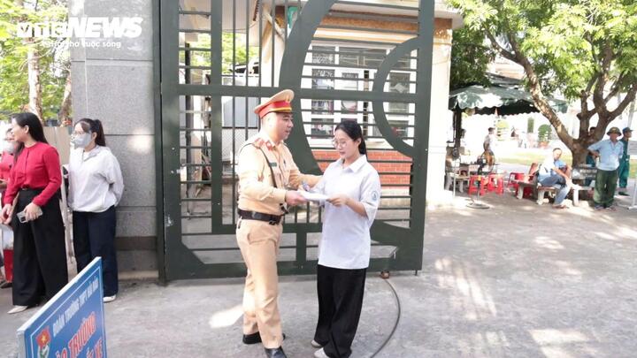 Sau khi nhận được giấy dự thi, Thiếu tá Trần Tiến lập tức chạy nhanh trở lại điểm thi để đưa cho thí sinh.