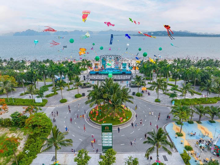 Lễ hội diều tại quảng trường biển, Bán đảo 2, Khu đô thị vịnh biển Halong Marina.