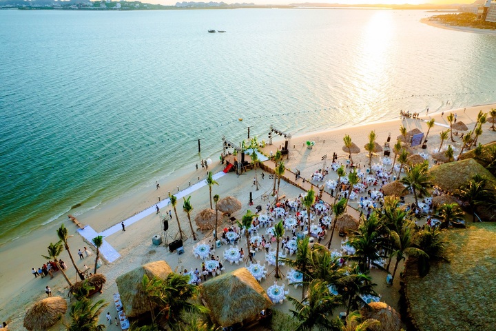 Nhà hàng Hồng Hạnh Signature tại Bán đảo 3, Khu đô thị vịnh biển Halong Marina, cũng là một trong số tiện ích sẽ chính thức ra mắt trong hè năm nay.