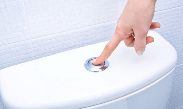 Các loại bồn cầu hiện nay đều phân ra 2 chế độ xả nhẹ và mạnh để tiết kiệm nước hơn. (Ảnh minh họa)