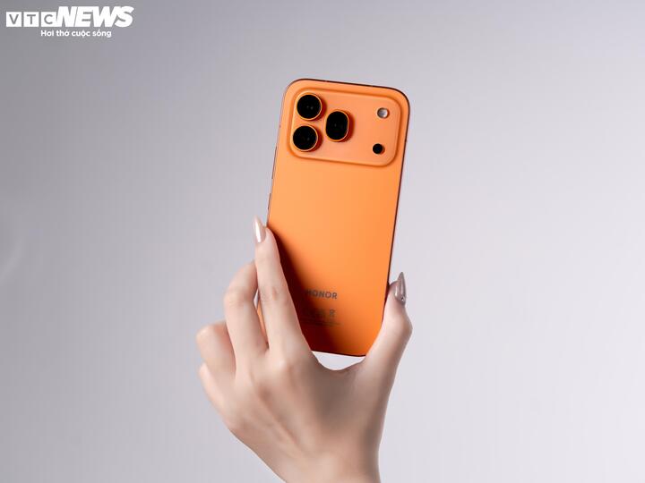 Honor 600 Pro màu cam hoàng kim. (Ảnh: Đ.V)