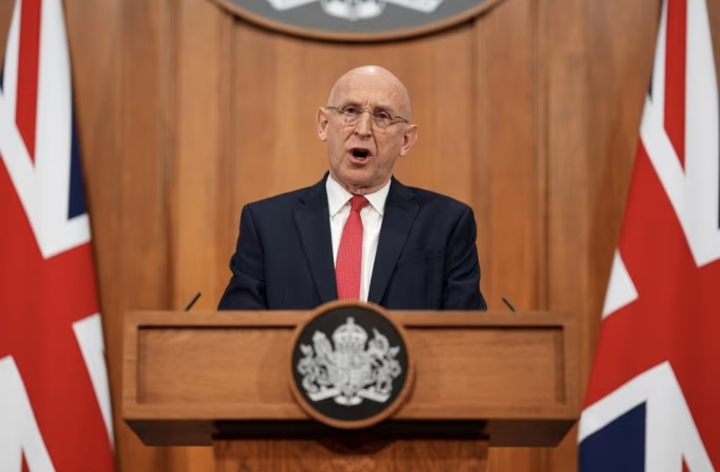 Bộ trưởng Quốc phòng Anh John Healey. (Ảnh: Reuters)
