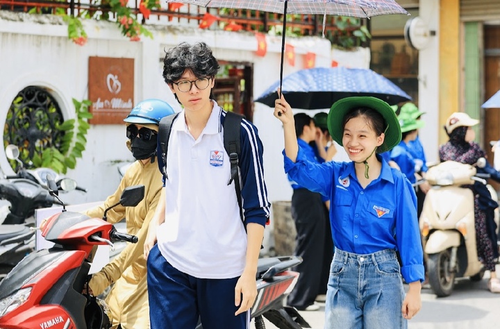 Thí sinh hoàn thành bài thi môn Ngữ văn sáng 11/6. (Ảnh minh họa: Minh Đức)