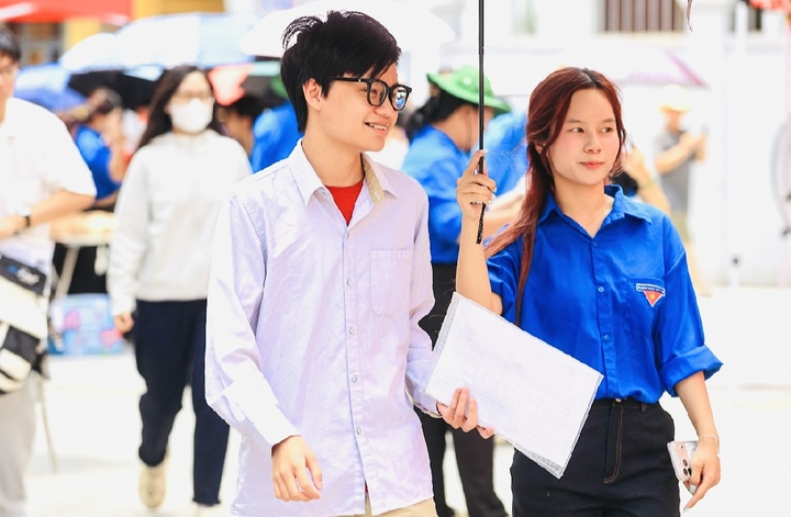 27 thí sinh bị đình chỉ trong ngày đầu tiên thi tốt nghiệp THPT 2026, chủ yếu do sử dụng điện thoại trong phòng thi. (Ảnh minh họa: Minh Đức)