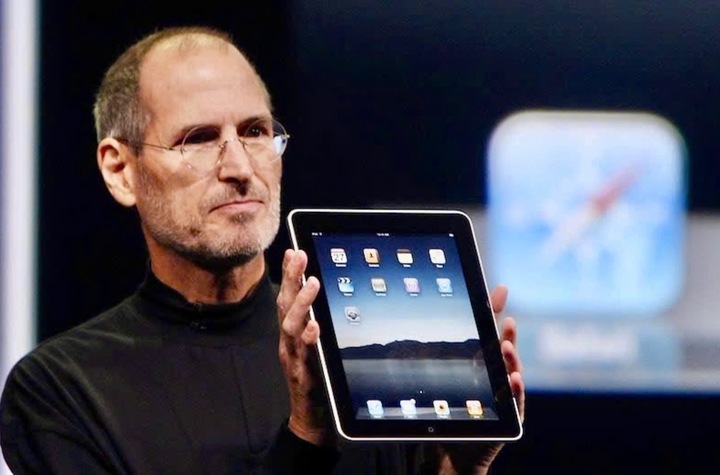 Steve Jobs cùng chiếc iPad thế hệ đầu tiên.