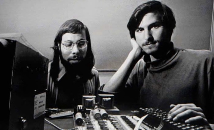Steve Jobs (phải) và Steve Wozniak trong những ngày đầu của Apple.