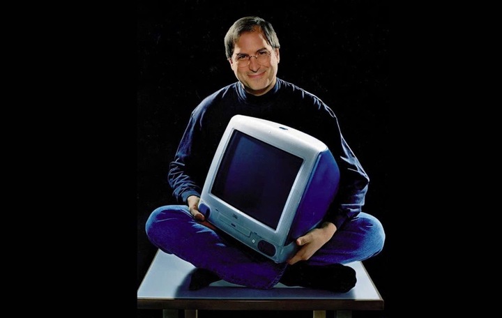 Steve Jobs cùng chiếc iMac. (Ảnh: Apple Insider)
