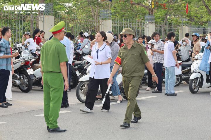 Hơn 1,2 triệu thí sinh bước vào môn thi đầu tiên kỳ thi tốt nghiệp THPT 2026 - 23