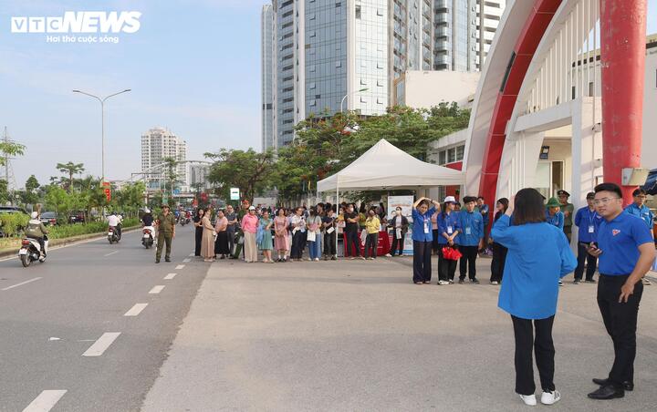 Hơn 1,2 triệu thí sinh bước vào môn thi đầu tiên kỳ thi tốt nghiệp THPT 2026 - 24