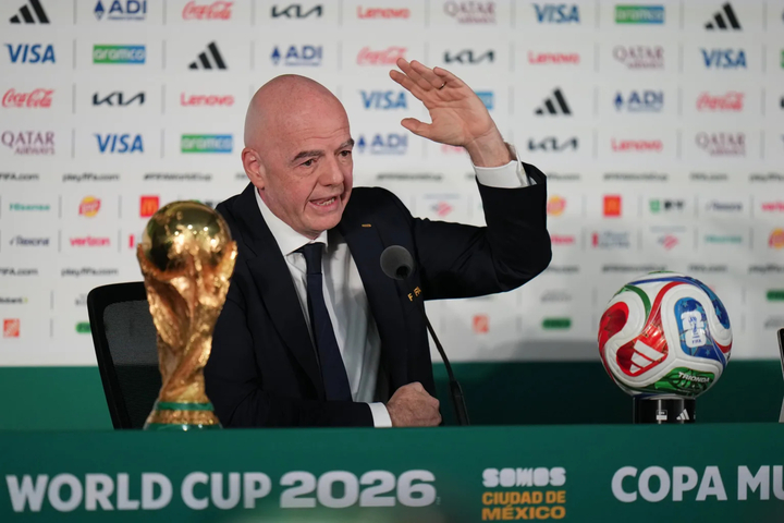 Chủ tịch FIFA nói mọi người "hãy thư giãn" về vấn đề trọng tài Omar Artan bị từ chối nhập cảnh. (Ảnh: AP)