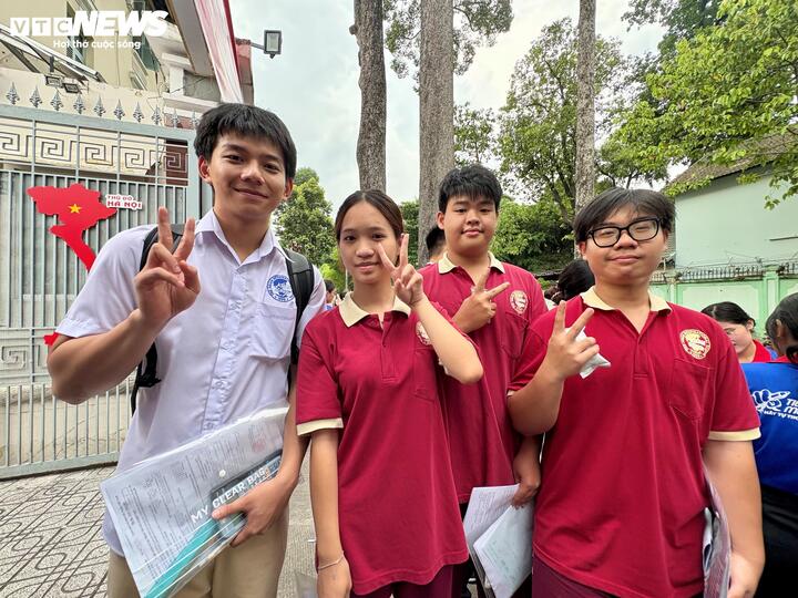 Các thí sinh tại điểm thi Trường THCS Võ Trường Toản (TP.HCM) rời phòng thi sau khi hoàn thành bài thi môn Toán.
