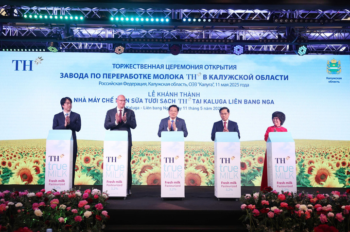 Hình ảnh đoàn lãnh đạo cấp cao của Việt Nam và Phó Thủ tướng Liên bang Nga Dmitry Chernyshenko cùng đại diện Tập đoàn TH bấm nút khánh thành Nhà máy chế biến sữa tươi TH tại Kaluga – Nga, tháng 5/2025.