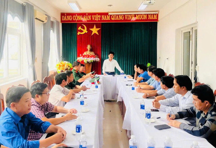 Ông Lê Văn Bảo kết luận tại buổi kiểm tra thực địa, nắm tình hình về công tác khảo sát, tìm kiếm, quy tập hài cốt liệt sĩ tại khu vực đang thi công các hạng mục công trình thuộc Bệnh viện Đa khoa khu vực Thạch Hãn. (Ảnh: Xuân Diện)