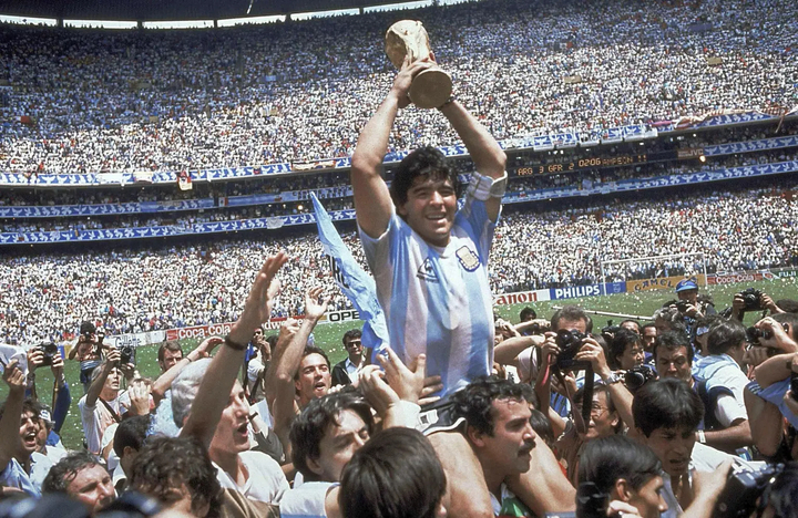 Diego Maradona nâng cao chiếc cúp vô địch sau khi Argentina đánh bại Tây Đức với tỷ số 3-2 tại chung kết World Cup 1986. (Ảnh: AP)