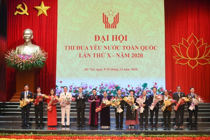 Bà Thái Hương (thứ sáu từ phải sang) tại Đại hội Thi đua yêu nước toàn quốc lần thứ X – năm 2020. Tại kỳ Đại hội này, bà đã được phong tặng danh hiệu Anh hùng Lao động.