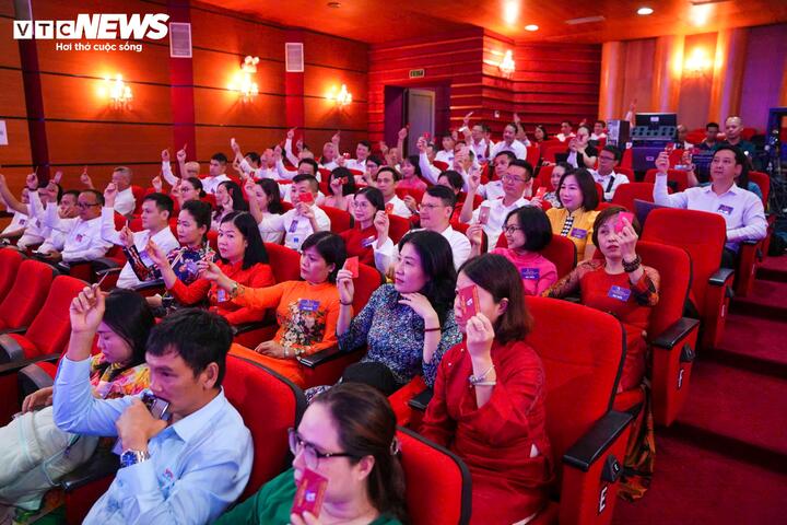Các đại biểu biểu quyết. (Ảnh: Đinh Trung)