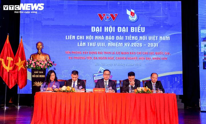 Đoàn Chủ tịch Đại hội Đại biểu Liên chi hội Nhà báo Đài Tiếng nói Việt Nam. (Ảnh: Đinh Trung)