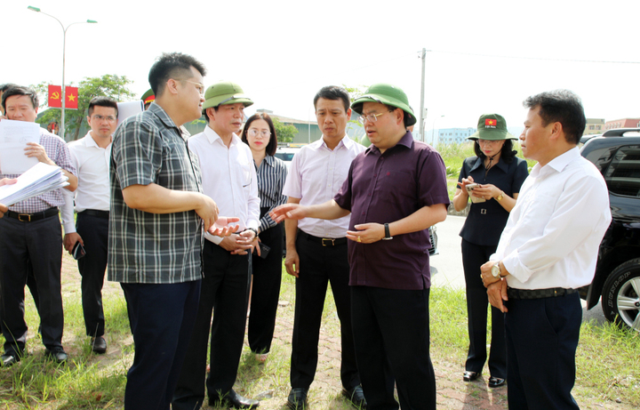 Bí thư Tỉnh ủy Quảng Ninh Quản Minh Cường (áo tím) yêu cầu kiên quyết thu hồi đối với những dự án chậm tiến độ kéo dài gây lãng phí nguồn lực xã hội. (Ảnh: Thu Chung)