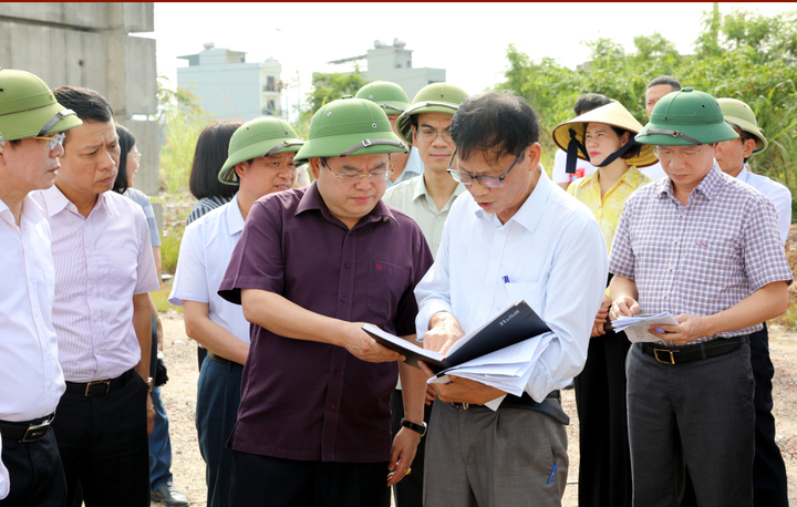 Ông Quản Minh Cường, Bí thư Tỉnh ủy Quảng Ninh nghe báo cáo công tác triển khai dự án. (Ảnh: Thu Chung)