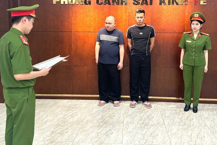 Cơ quan Công an thi hành quyết định khởi tố bị can, bắt tạm giam Lê Tuấn Anh và Nguyễn Văn Thịnh.