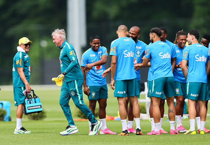 HLV Carlo Ancelotti ăn mừng sinh nhật cùng các cầu thủ trong buổi tập luyện. (Ảnh: Reuters)
