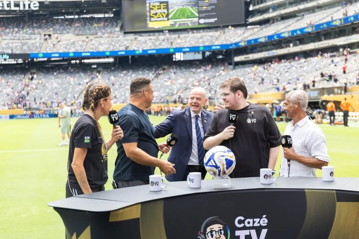 Streamer Casimiro Miguel (thứ hai từ phải qua) cùng chủ tịch FIFA, 2 cựu danh thủ Brazil trong một buổi bình luận bóng đá. (Nguồn: AP)
