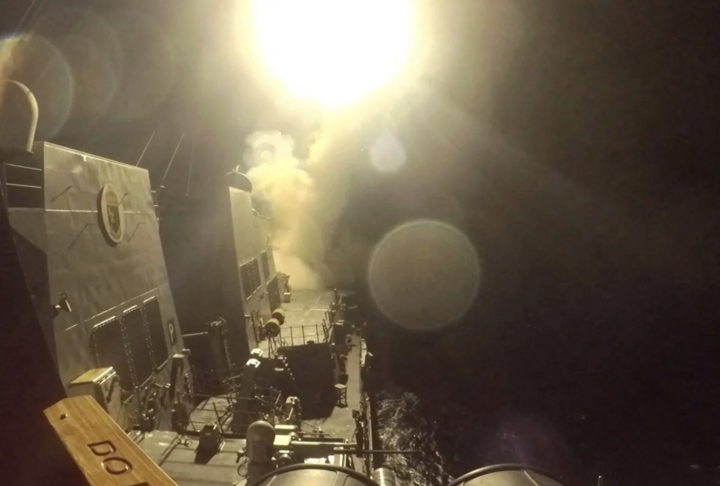 Tàu USS Michael Murphy phóng tên lửa hành trình Tomahawk. (Ảnh: Reuters)