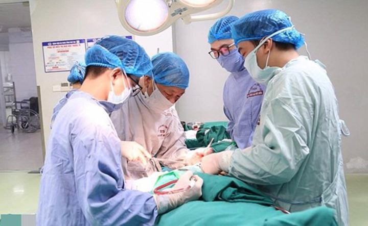 Ê kíp bác sĩ của khoa Ngoại chấn thương và Y học thể thao thực hiện phẫu thuật cho người bệnh