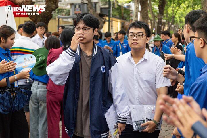 Nhận xét về đề thi năm nay, em Hoàng Nam Cường, học sinh Trường THPT Phan Đình Phùng, cho rằng đề Toán có độ khó vừa phải và phù hợp với mặt bằng chung của thí sinh. "Theo em, đề thi năm nay dễ tiếp cận, tạo điều kiện cho những học sinh không lấy Toán làm môn thế mạnh vẫn có thể đạt kết quả tốt. Với các bạn xét tuyển những tổ hợp không đặt nặng môn Toán, đây là một lợi thế. Tuy nhiên, em cũng cảm nhận độ phân hóa của đề không quá cao so với một số năm trước", Nam Cường chia sẻ.