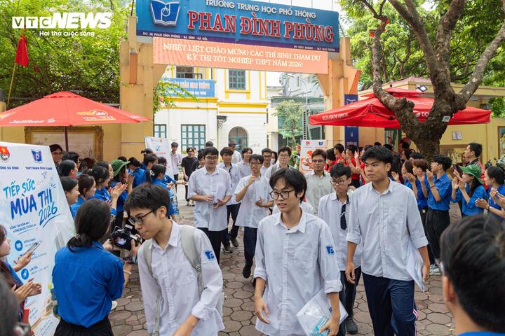 Đúng 16h, các thí sinh lần lượt rời phòng thi sau khi hoàn thành bài thi môn Toán, khép lại ngày thi đầu tiên của Kỳ thi tốt nghiệp THPT năm 2026 với nhiều cảm xúc đan xen.