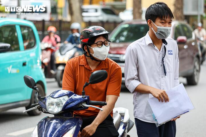 Những lời động viên, dặn dò đầy yêu thương từ phụ huynh tiếp thêm động lực, giúp các thí sinh vững tin và giữ tâm lý thoải mái trước khi bước vào phòng thi.