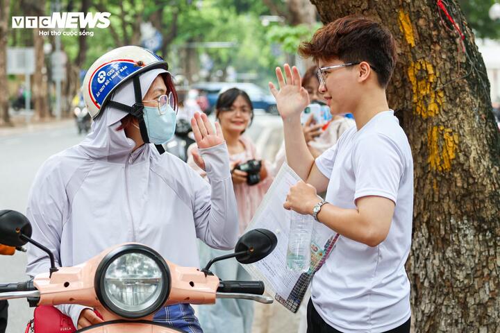 Nụ hôn, cái ôm và những khoảnh khắc xúc động trước cổng trường thi tốt nghiệp - 5