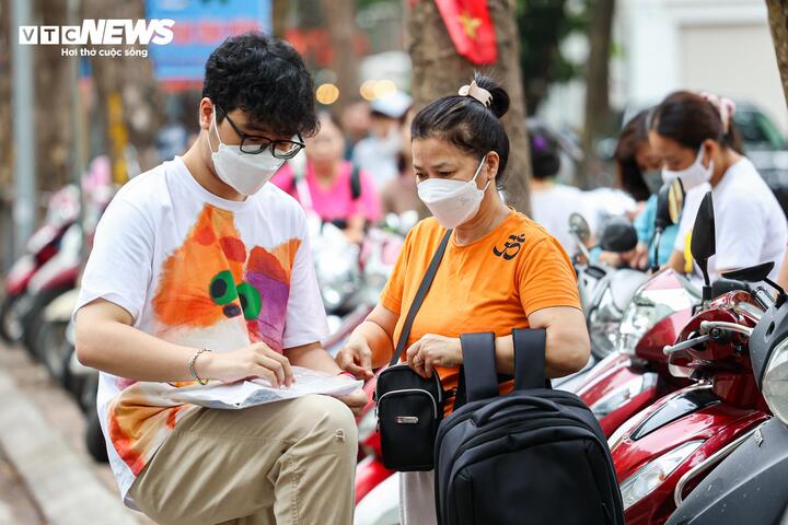 Nụ hôn, cái ôm và những khoảnh khắc xúc động trước cổng trường thi tốt nghiệp - 10