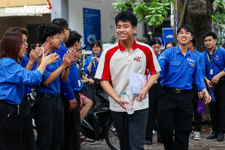 Theo ghi nhận của PV Báo Điện tử VTC News chiều 11/6 tại điểm thi THPT Phan Đình Phùng (phường Ba Đình), từ đầu giờ chiều, nhiều thí sinh có mặt tại điểm thi. Dù còn khá lâu mới đến giờ làm bài môn Toán, các em vẫn chủ động đến sớm để ổn định tâm lý, rà soát lại giấy tờ và chuẩn bị cho môn thi thứ hai của Kỳ thi tốt nghiệp THPT năm 2026.