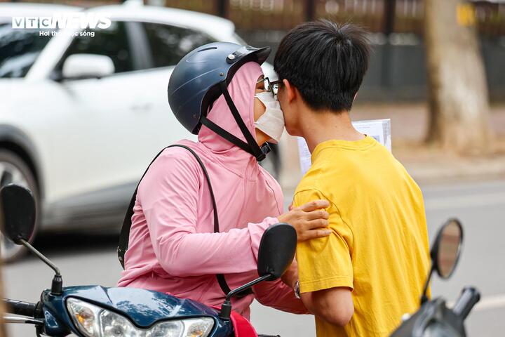 Nụ hôn, cái ôm và những khoảnh khắc xúc động trước cổng trường thi tốt nghiệp - 6