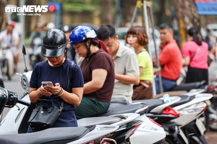 Bên ngoài cổng trường, nhiều phụ huynh thấp thỏm chờ đợi, dõi theo từng phút giây làm bài của con em với niềm hy vọng về một kết quả tốt.