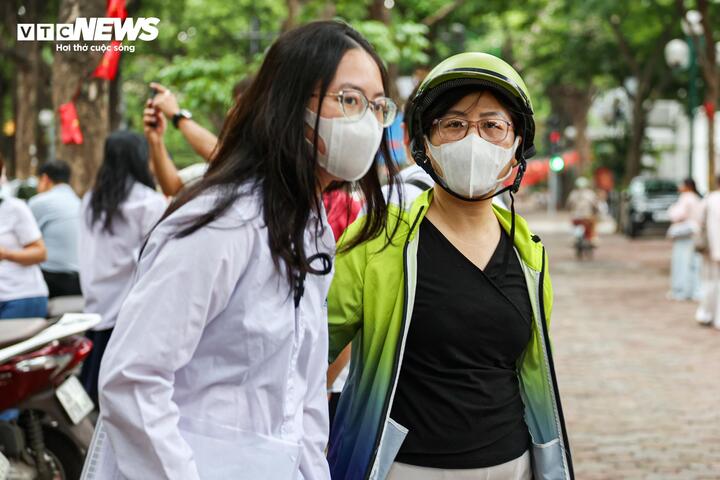 Dù không tránh khỏi tâm lý lo lắng chung của các bậc phụ huynh, gia đình chị Mai Lan vẫn chọn cách đồng hành nhẹ nhàng, tuyệt đối không tạo áp lực thành tích lên vai con trẻ. Chị luôn tự dặn mình phải cố gắng kìm nén sự căng thẳng để không lây sang con. Đối với chị, điều quan trọng nhất là con nỗ lực hết sức mình trong suốt quá trình học tập bền bỉ vừa qua. “Tôi nghĩ mỗi người đều có một giới hạn năng lực nhất định, hơn nữa thi cử đôi khi còn là chuyện ‘học tài thi phận’. Gia đình chỉ động viên con cứ làm hết sức mình, còn kết quả như thế nào đi chăng nữa thì đến giờ phút này cũng không còn quá quan trọng,” chị Mai Lan bộc bạch.