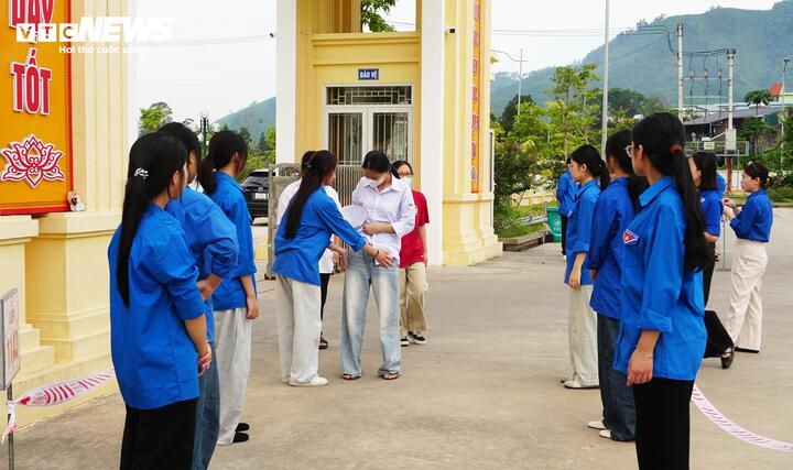 Sinh viên tình nguyện hỗ trợ các thí sinh "rà soát" lần cuối những vật dụng không được phép mang vào phòng thi. (Ảnh: Tiến Thắng)