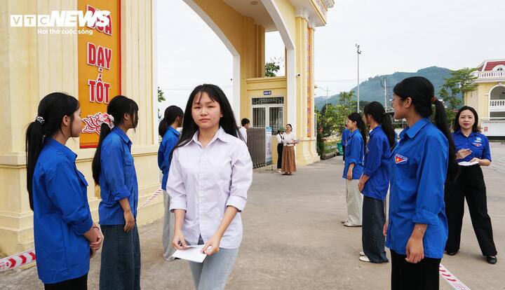 Thí sinh tự tin bước vào môn thi Ngữ Văn trong kỳ thi tốt nghiệp THPT 2026 tại điểm thi Trường THPT Bình Liêu, tỉnh Quảng Ninh. (Ảnh: Tiến Thắng)