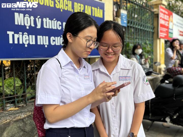 Thí sinh tại TP.HCM nhận xét đề thi Văn năm nay "dễ thở" hơn so với mọi năm.