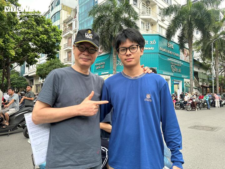 Thí sinh Trần Tú, con trai NSND Trần Lực tâm trạng thoải mái sau môn thi Toán.