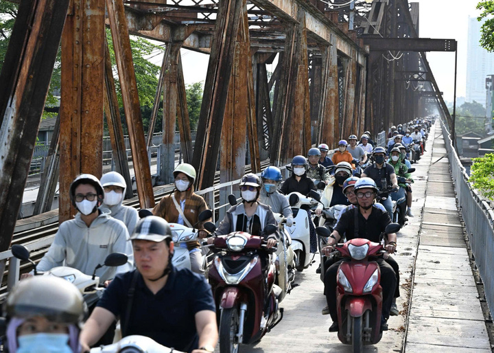 Hà Nội dự kiến thu hẹp đối tượng được hưởng hỗ trợ khi chuyển đổi xe xăng sang xe điện.