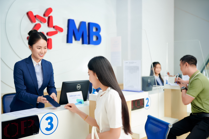 Khách hàng nên tìm hiểu kỹ về lãi suất và các loại phí trước khi thực hiện vay.