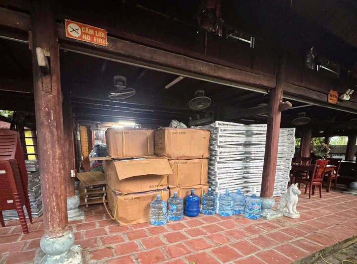 Hàng trăm bộ bàn ghế, giường tầng, đệm ngủ và nhiều phương tiện phục vụ hoạt động tập trung quy mô lớn.