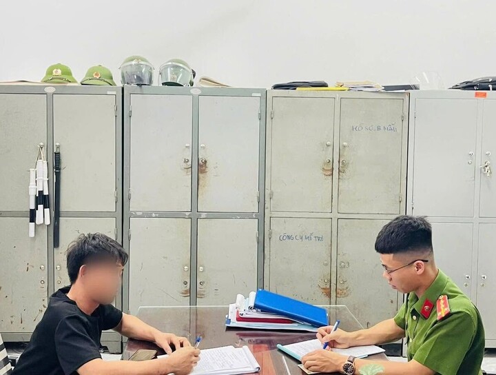 Công an phường Vạn Xuân làm việc với tài xế Đ.V.N. (Ảnh: Công an phường Vạn Xuân)