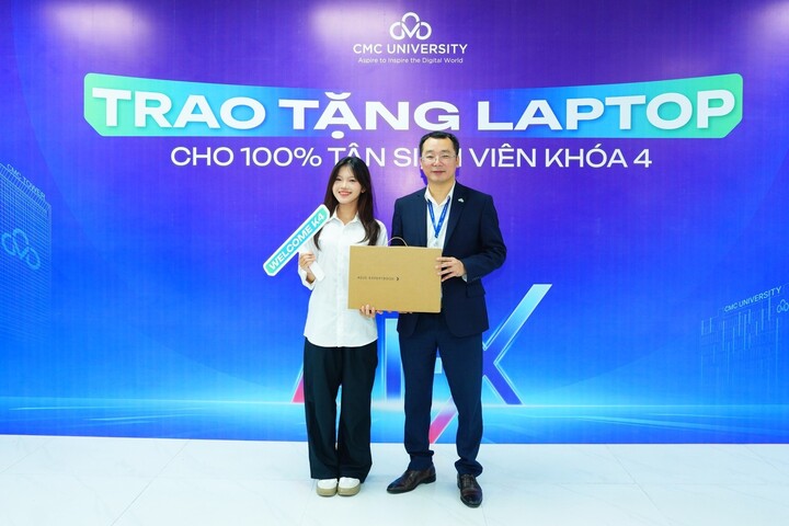 Trước đó, nhà trường đã trao tặng laptop cho sinh viên trong các năm 2024, 2025.