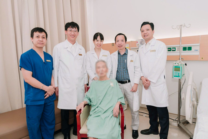 Đội ngũ bác sĩ và điều dưỡng tại Vinmec Times City hội tụ cùng cụ T. trước ngày xuất viện.